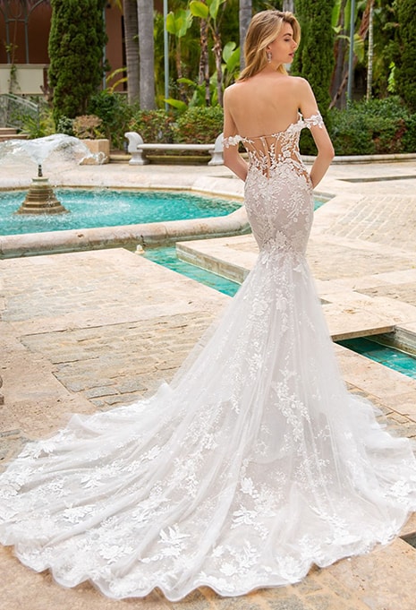 back view of Enzoani Raquel wedding dress