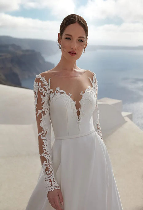 close up of Nicole Jolies Ovira wedding dress