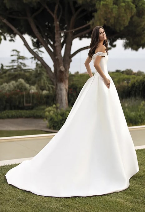 bride wearing pronovias rea gown