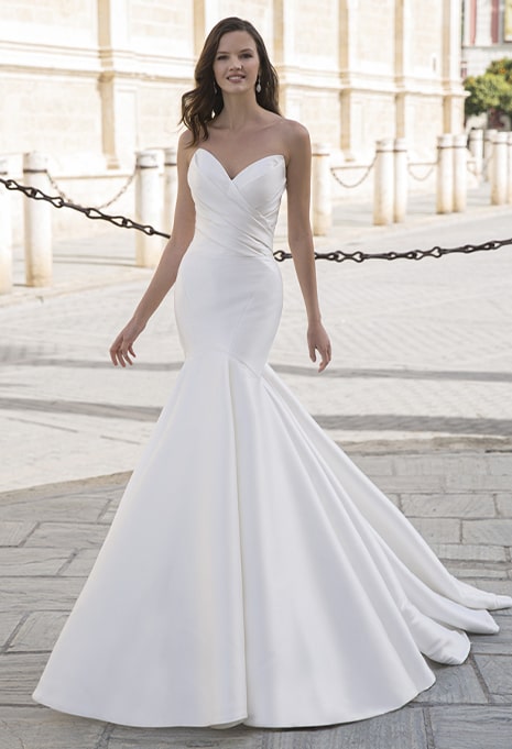 bride wearing etoile arami dress