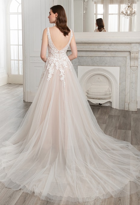 etoile-soleil-dress-image-1 back view of Etoile Soleil wedding dress