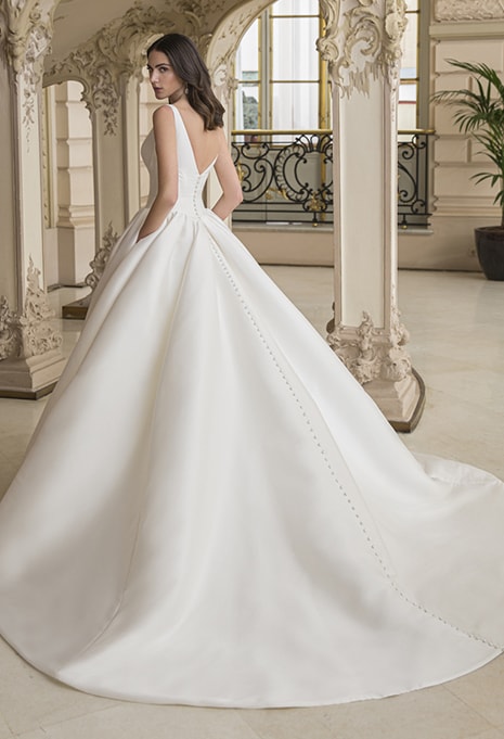 side view of Elysee Louisa wedding dress