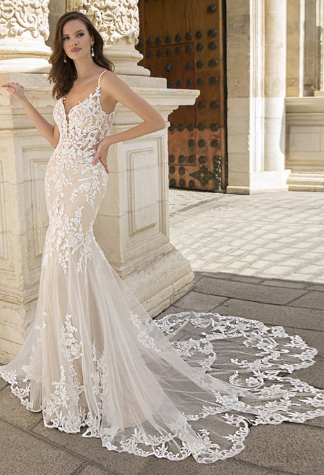 elysée-etoile-annika-dress-image-2 front view of Élysée Etoile Annika wedding dress