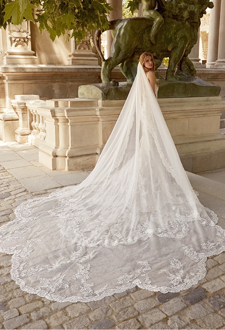 side view of viel and Élysée Bellatrix wedding dress