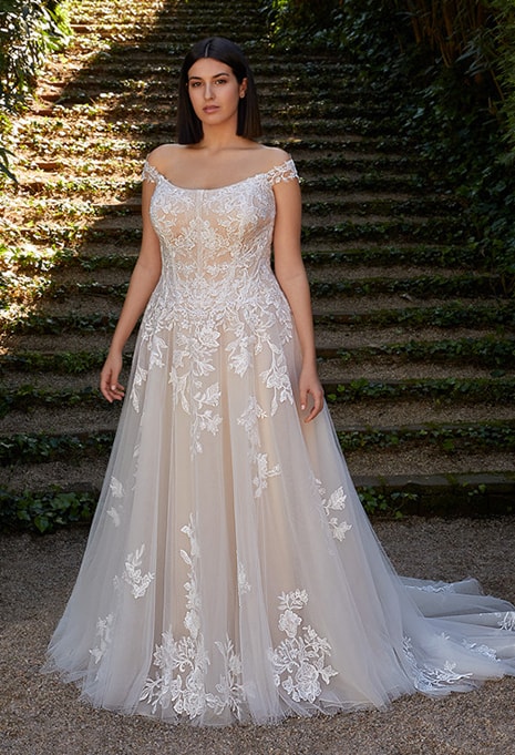 elysée-emma-x-edition-dress-image-3 front view of Élysée Emma X Édition wedding dress