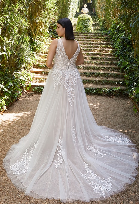 elysée-jordaine-x-edition-dress-image-4 back side of Élysée Jordaine X Édition wedding dress