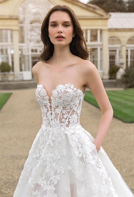 close-up of Enzoani Sheryl wedding dress