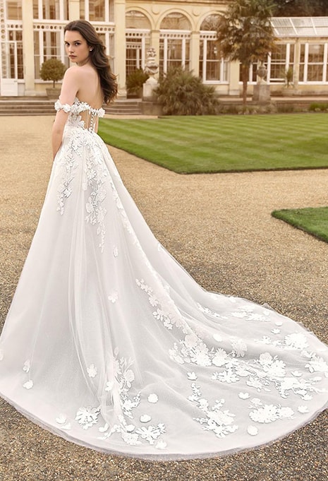 back side of Enzoani Sheryl wedding dress