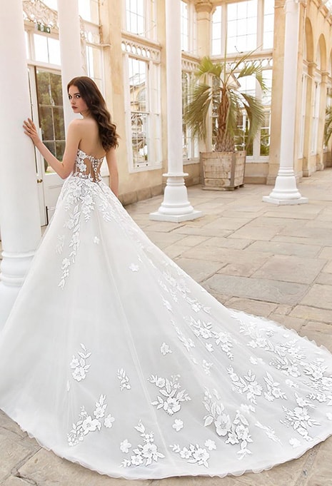 side view of Enzoani Shiloh wedding dress