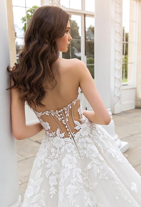 back view of Enzoani Shiloh wedding dress