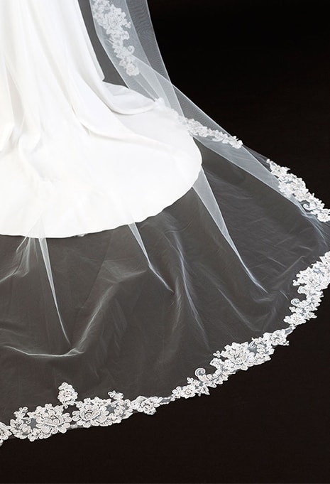 close-up of Bel Aire Bridal V7647C veil