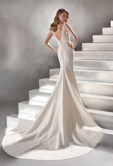 back view of front of pronovias racimo wedding dress