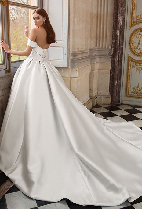 side view of Élysée Etoile Astor wedding dress