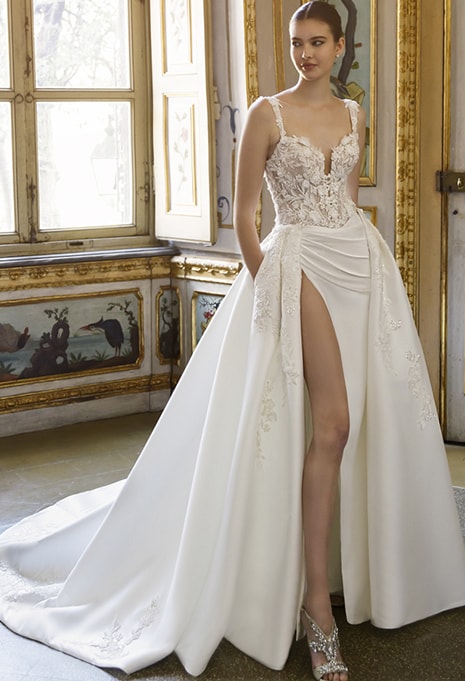 close-up of ​Élysée Atelier Divina wedding dress