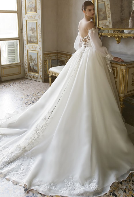 side view of Élysée Atelier Monet wedding dress
