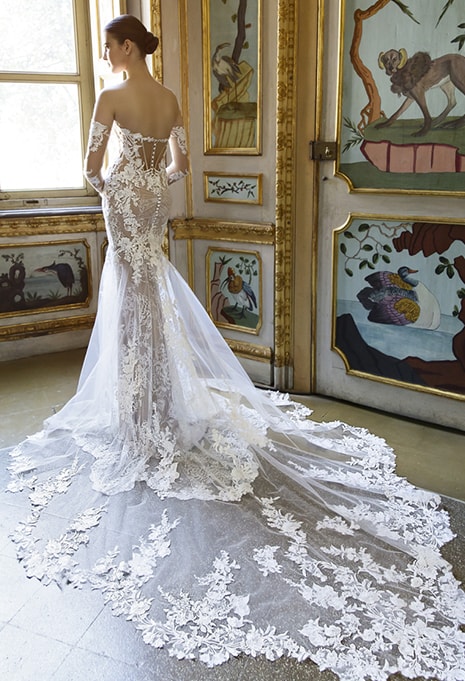 side view of Élysée Atelier Tauriel wedding dress