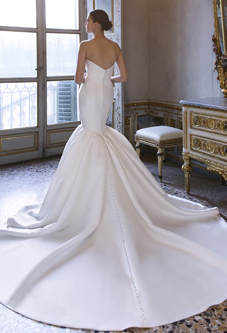 back side of Élysée Atelier Theron wedding dress