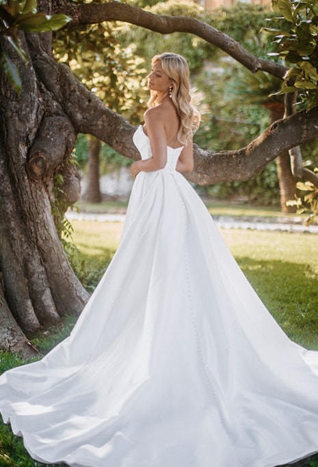 side view of Allure Bridals Portia wedding dress