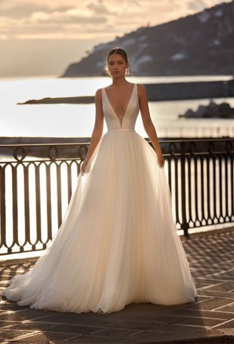 front view of Nicole Jolies Titania wedding dress