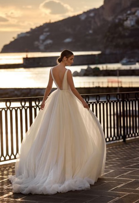 back view of Nicole Jolies Titania wedding dress