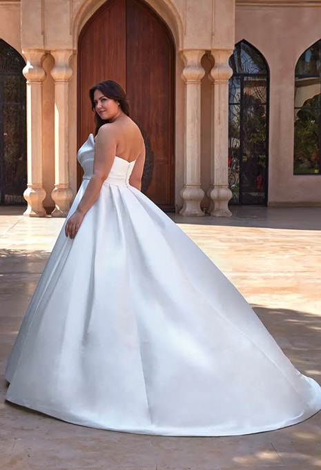 side view of Pronovias Landon wedding gown plus size