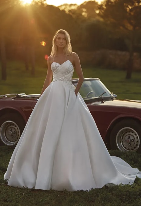 front view of Pronovias Napolis wedding gown