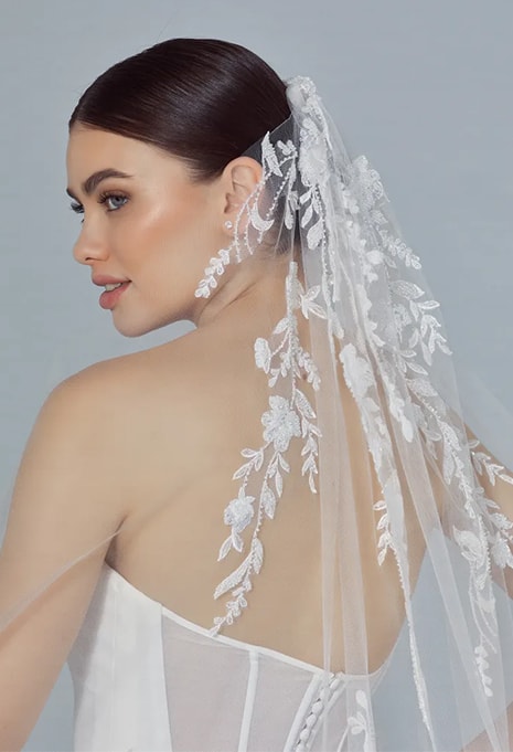 close-up of woman wearing Pronovias V-LA32 veil