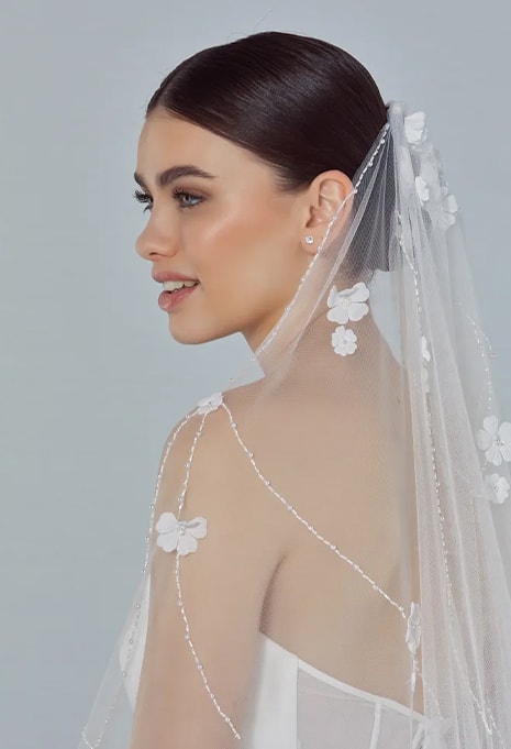 close-up of woman wearing Pronovias V-LA38 veil