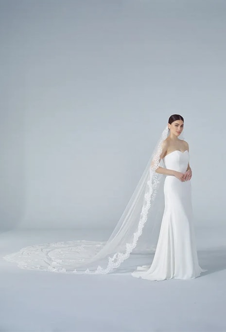 side view of bride wearing Pronovias V-LA40 veil