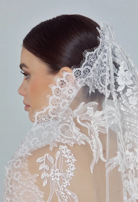 close-up of Pronovias V-LA40 veil on woman head