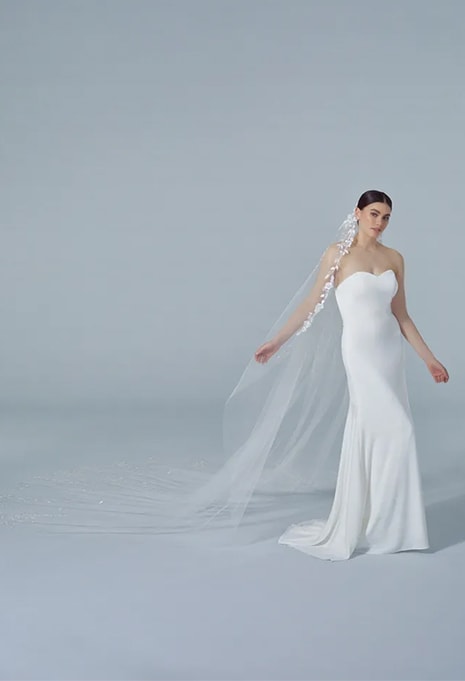 woman wearing Pronovias V-LA42 veil