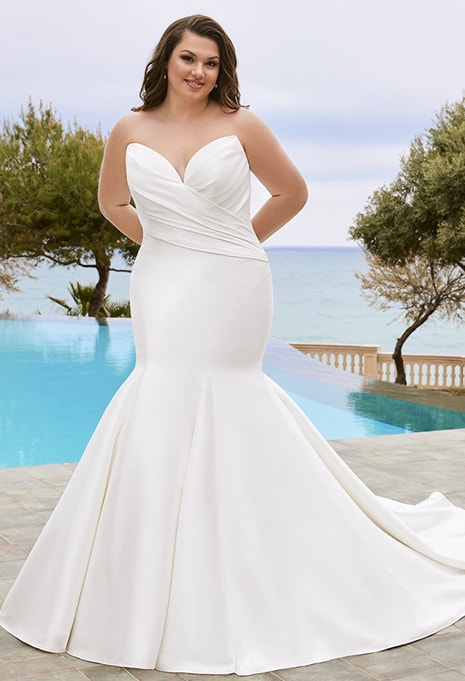 front view of ​Élysée Édition Gloriana wedding gown