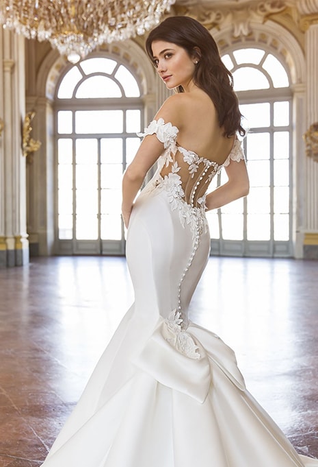 close-up side view of Enzoani Trudy wedding gown