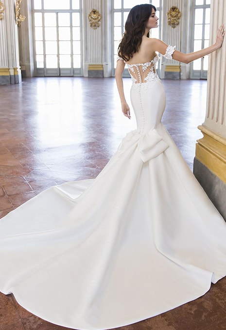 back view of Enzoani Trudy wedding gown