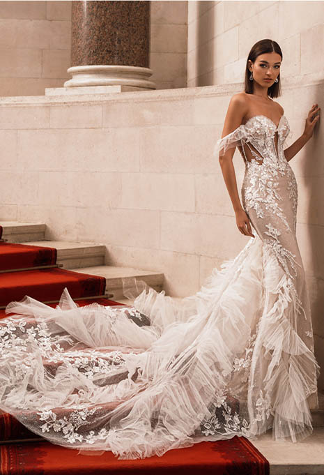 bride wearing Élysée Fawne wedding gown