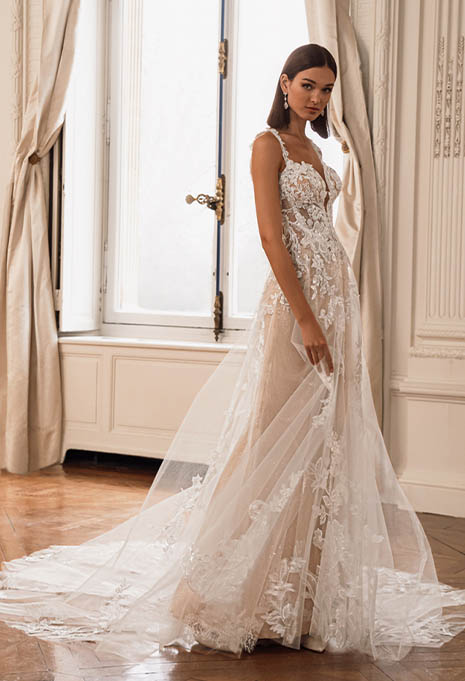 bride wearing Élysée Femie wedding gown