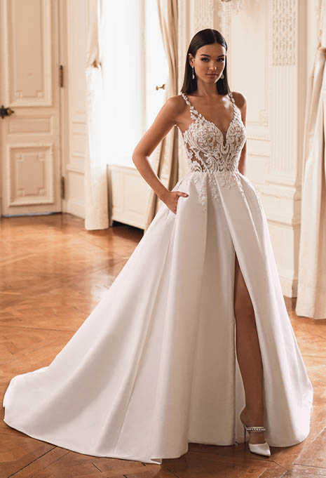 bride posing in Élysée Fiori wedding gown