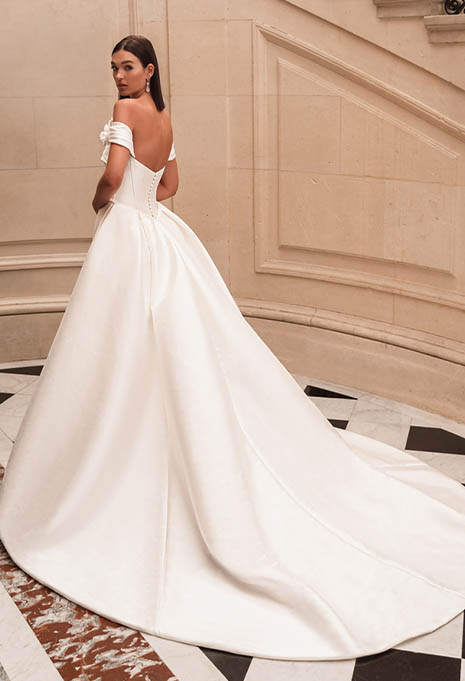 side view of Élysée Florentina wedding gown