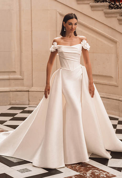 bride posing in Élysée Florentina wedding gown