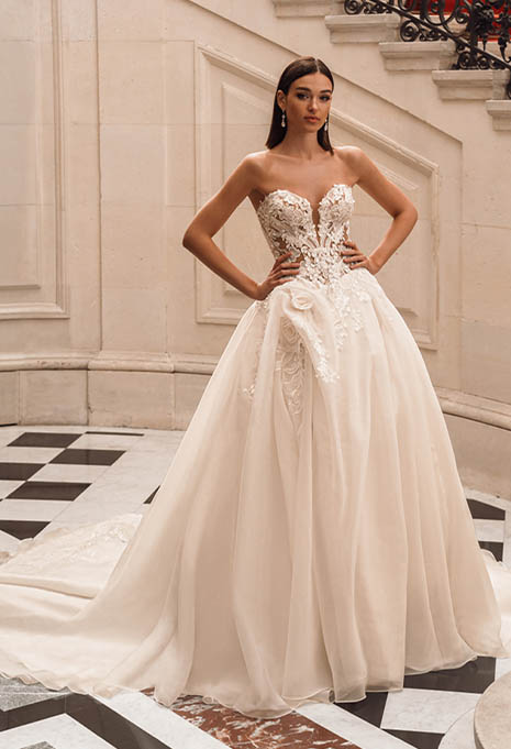 Élysée Fuchsia wedding gown with no sleeves