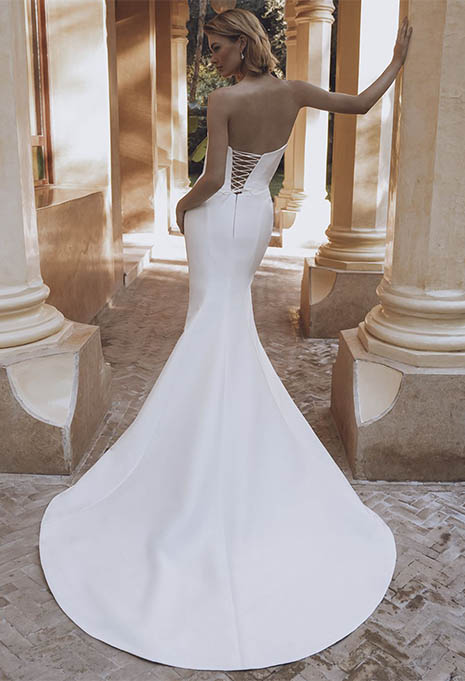 back view of Enzoani Udelia wedding gown