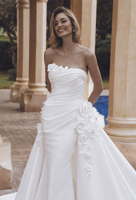 close-up front view of Enzoani Udelia wedding gown