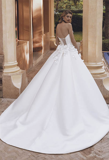 back view of Enzoani Udelia wedding gown