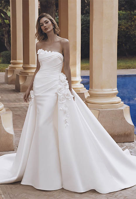 bride wearing Enzoani Udelia wedding gown