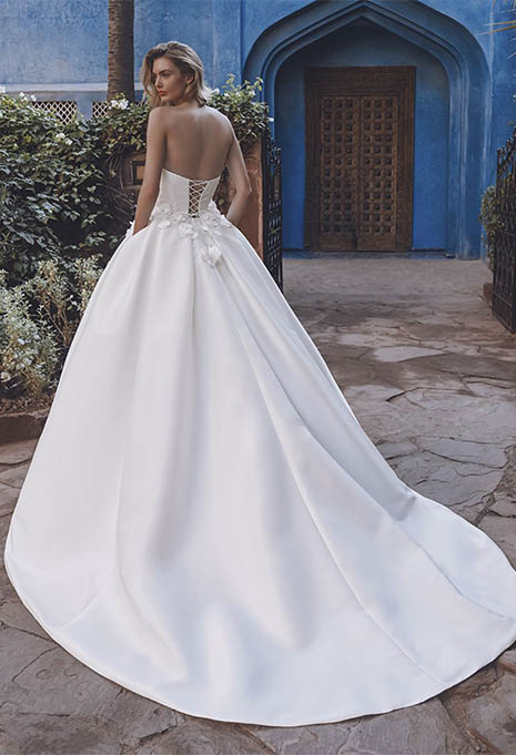 side view of Enzoani Umeko wedding gown