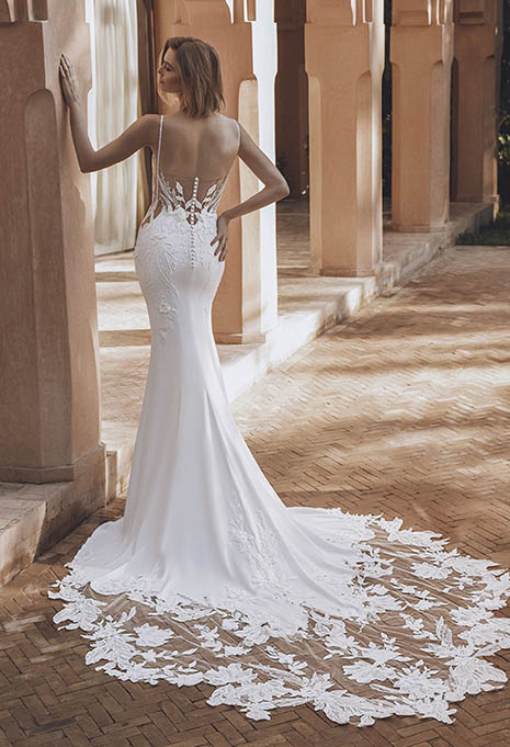 back view of Enzoani Unique wedding gown