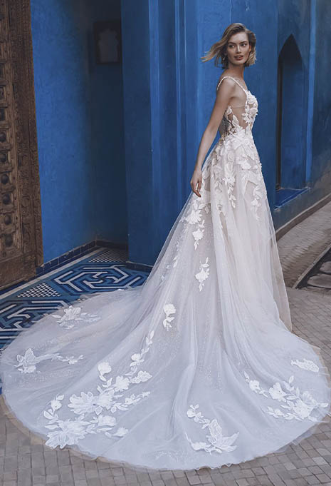 side view of Enzoani Unisse wedding gown