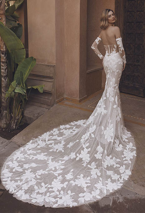 side view of Enzoani Urma wedding gown