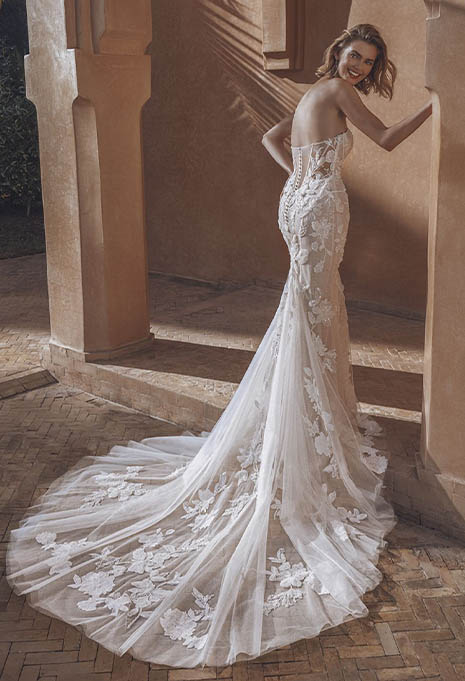 side view of Enzoani Ursa wedding gown
