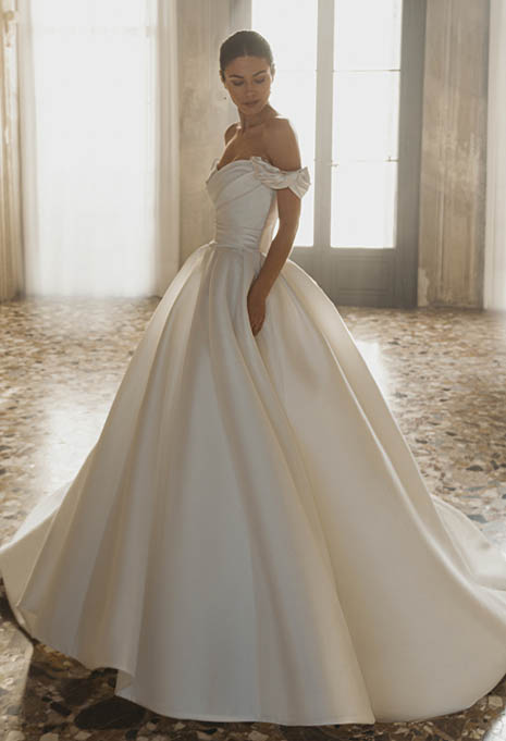 side view of PEN LIV Charlean wedding gown